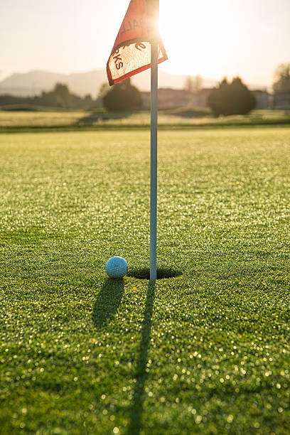 jeu de golf au lever du soleil - golf nobody flag dew photos et images de collection