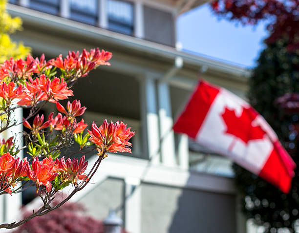 bandera canadiense en una casa. - canada canada day canadian flag canadian culture fotografías e imágenes de stock