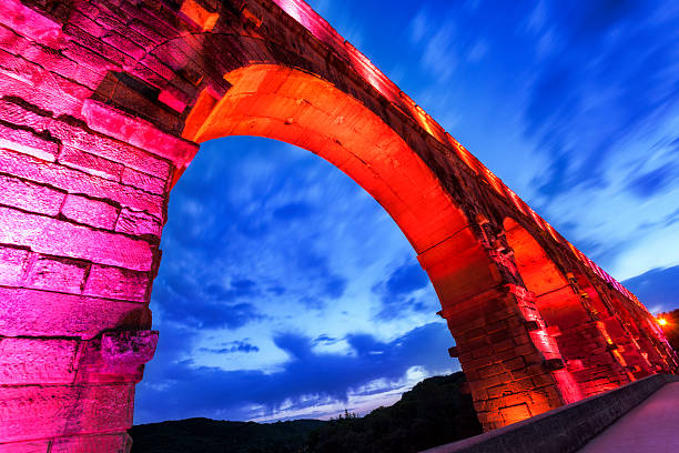 ponte gard à noite - aqueduct languedoc rousillon ancient rome stability imagens e fotografias de stock