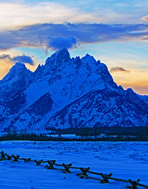 그랜드 tetons at 산꼭대기의 아침노을 선셋 - copy space alpenglow winter mountain range 뉴스 사진 이미지