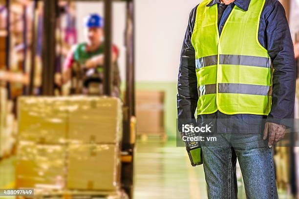 Warehousemitarbeiter Stockfoto und mehr Bilder von Arbeiten - Arbeiten, Arbeiter, Arbeitsstätten