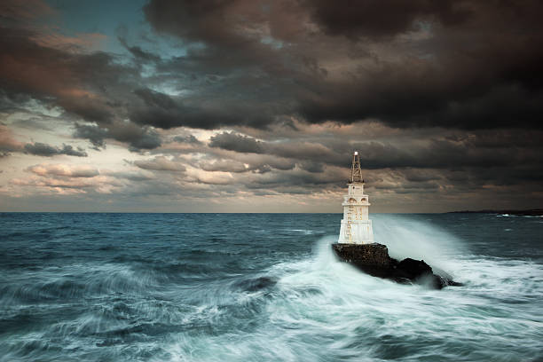 ocean farol - storm lighthouse cloudscape sea imagens e fotografias de stock
