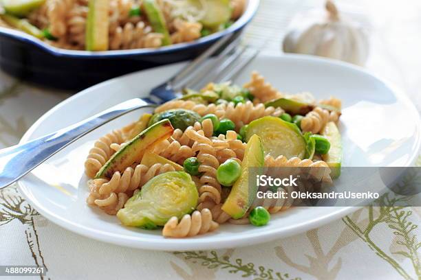 Grano Entero Pasta Con Frijoles Verdes Zucchini Y Bruselas Sprouts Foto de stock y más banco de imágenes de Aceite de oliva