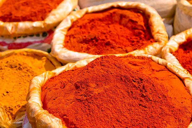 spezie per la vendita al mercato di delhi, india - cardamom condiment spice asian cuisine foto e immagini stock