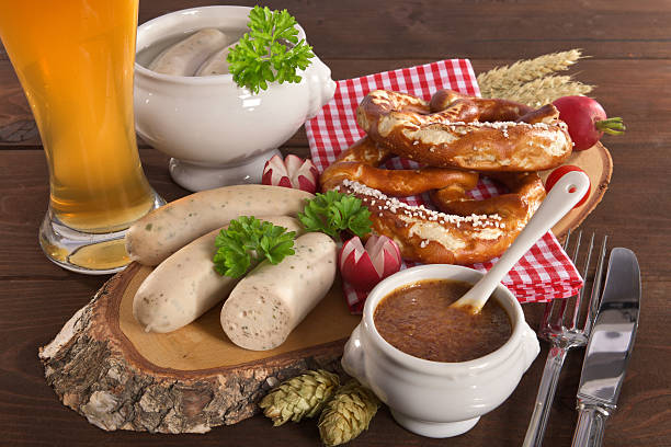 баварские телячья колбаса завтрак - munich beer garden veal sausage upper bavaria стоковые фото и изображения