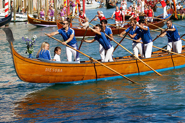 regata storica, venedig - editorial in a row national landmark famous place stock-fotos und bilder