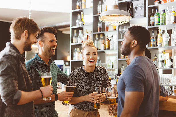 amigos de tostar com cerveja em um pub - beer pub women pint glass imagens e fotografias de stock