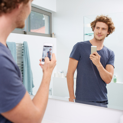 A young man talking a selfie in his bathroomhttp://195.154.178.81/DATA/i_collage/pu/shoots/805552.jpg