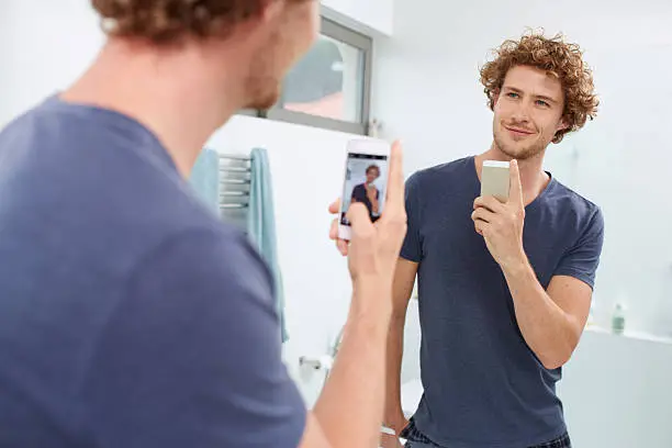 A young man talking a selfie in his bathroomhttp://195.154.178.81/DATA/i_collage/pu/shoots/805552.jpg