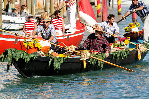 regata storica, venedig - editorial in a row national landmark famous place stock-fotos und bilder