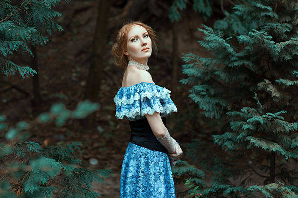 jeune fille habillée dans un old-fashioned robe bleue. - women white caucasian image created 19th century photos et images de collection