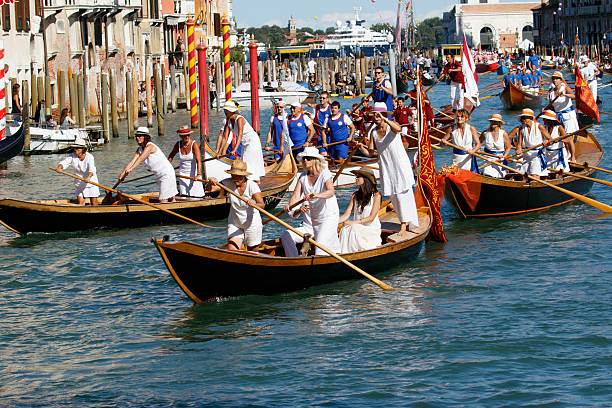 regata storica, venedig - editorial in a row national landmark famous place stock-fotos und bilder