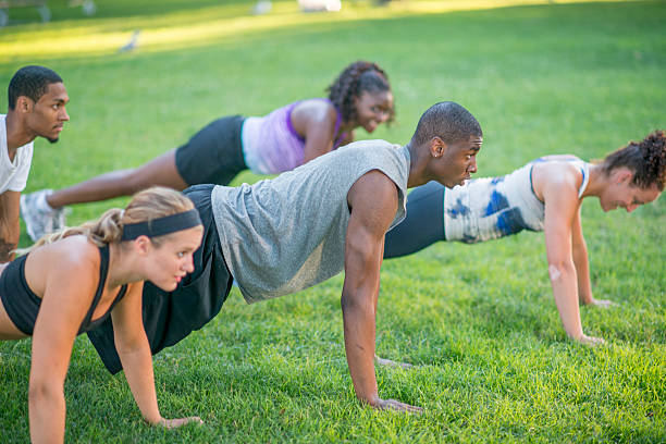 plank training im freien - militärisches trainingslager stock-fotos und bilder