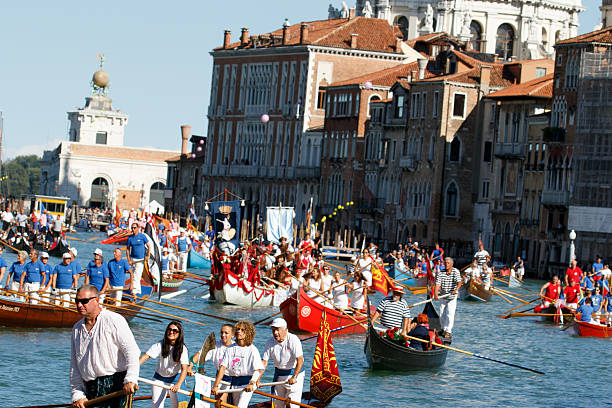 regata storica, venedig - editorial in a row national landmark famous place stock-fotos und bilder