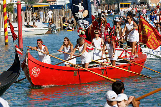 regata storica, veneza - editorial in a row national landmark famous place imagens e fotografias de stock