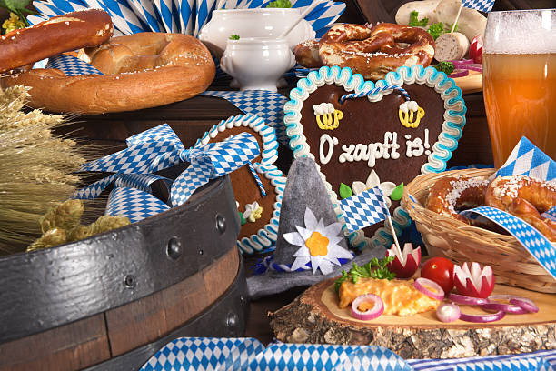 бавария и oktoberfest - munich beer garden veal sausage upper bavaria стоковые фото и изображения