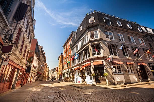 старый монреаль, квебек, канада - city street montreal street city стоковые фото и изображения