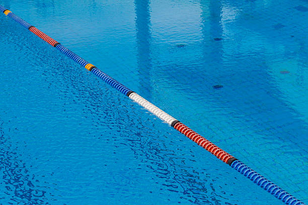 istock Sychronizes Swimming Girls 488117229