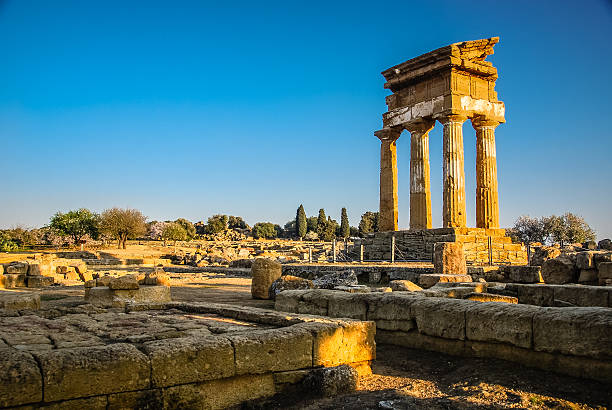 templo de castor e pollux - greek culture agrigento landscape colonnade - fotografias e filmes do acervo