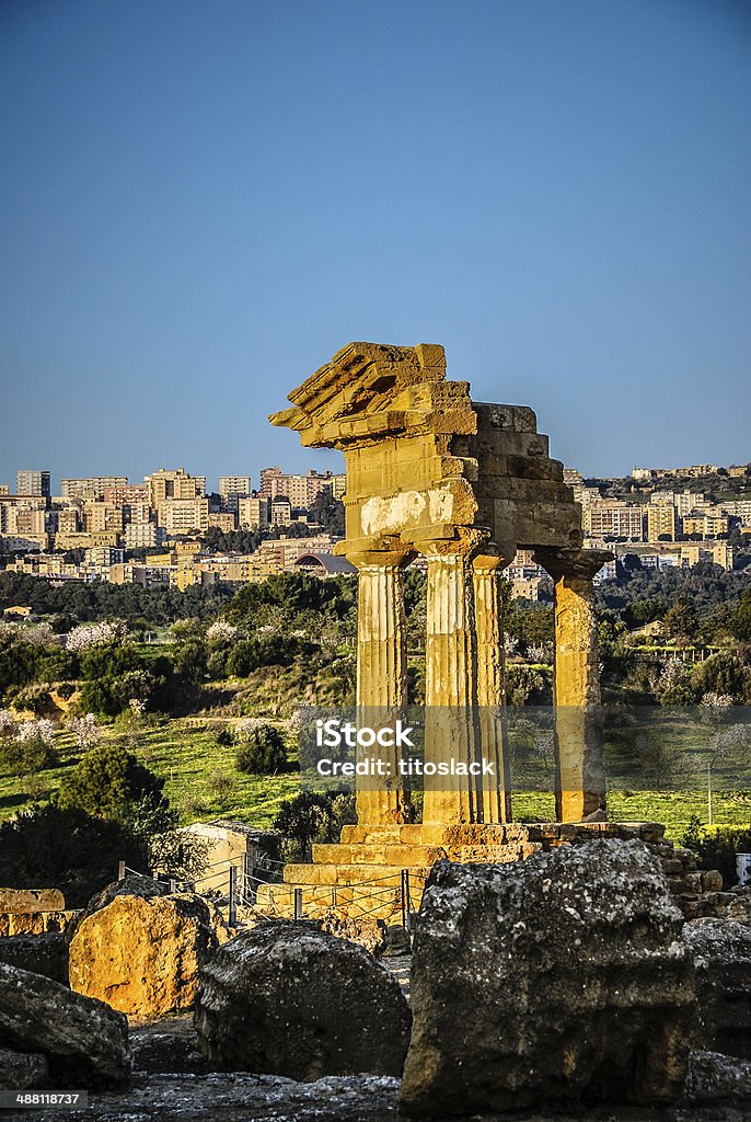 E Templo de Castor Pollux-Agrigento, Sicília - Foto de stock de Agrigento royalty-free