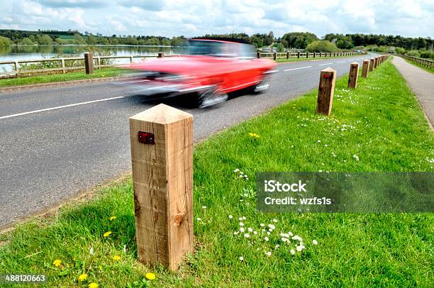 Bollards In Legno E Velocizzando Il Noleggio - Fotografie stock e altre immagini di Affari finanza e industria - Affari finanza e industria, Asfalto, Attività fisica