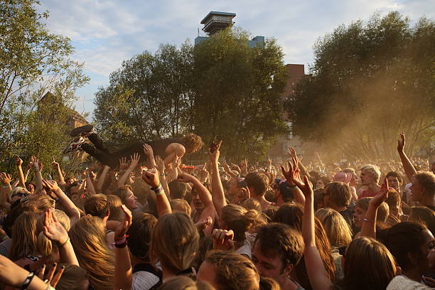 bühne tauchen sie bei einem open-air-konzert - crowd surfing stock-fotos und bilder