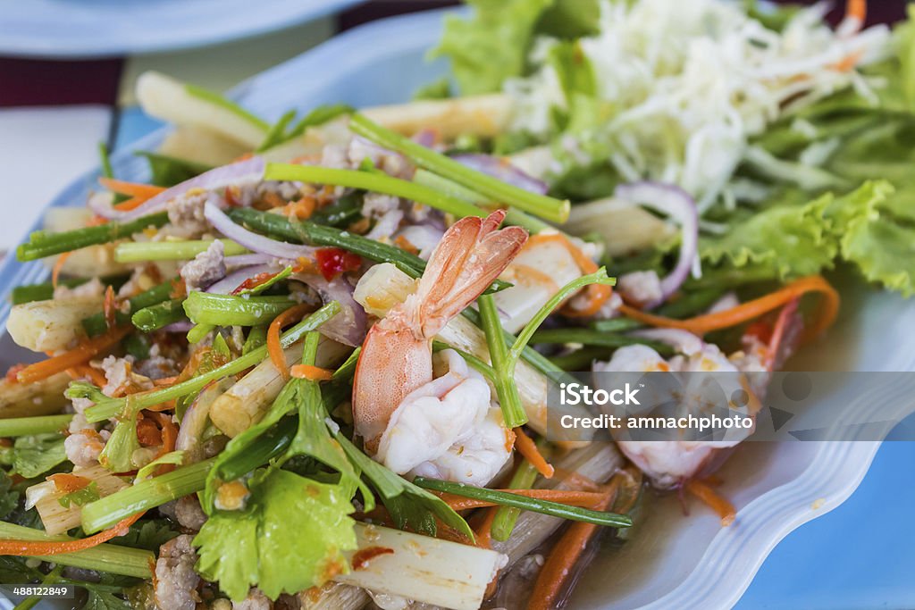 Sabrosa ensalada de pescados y mariscos y verduras. - Foto de stock de Adulación libre de derechos