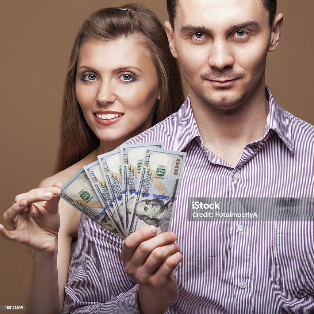 Casal de amantes estão segurando uma grande soma de dinheiro. - Foto de stock de Adulto royalty-free