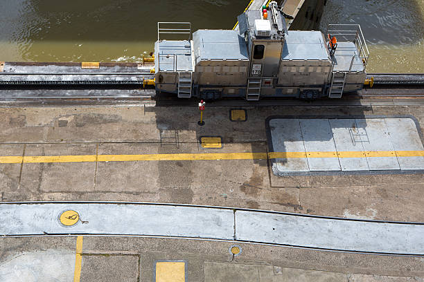 パナマ運河のミラフロレスサイド電車 - containerisation ストックフォトと画像