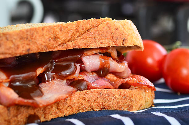 bacon sanduíche com molho com base de vinagre de malte - english tomato imagens e fotografias de stock