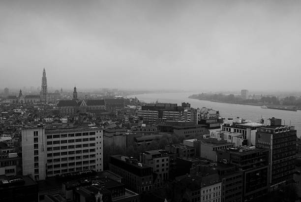 антверпен города и реки шельда в rainy weather - cathedral of our lady стоковые фото и изображения