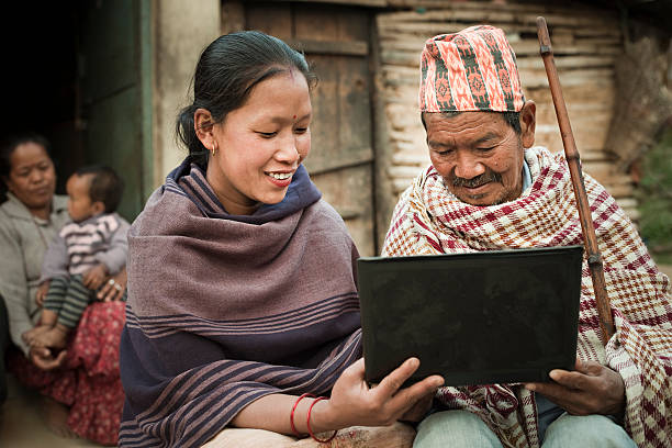 wiejskich azjatyckie młoda kobieta z laptopa na starszy człowiek. - asian tribal culture obrazy zdjęcia i obrazy z banku zdjęć