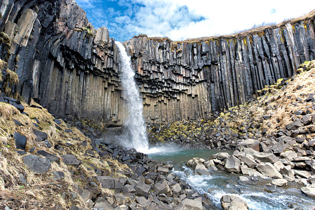 svartifoss waterfall, iceland - skaftafell national park stockfoto's en -beelden