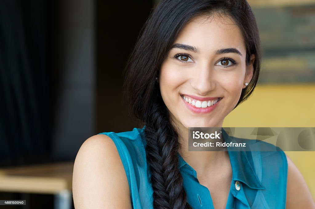 Hermosa mujer joven sonriente - Foto de stock de Etnia Latinoamericana libre de derechos