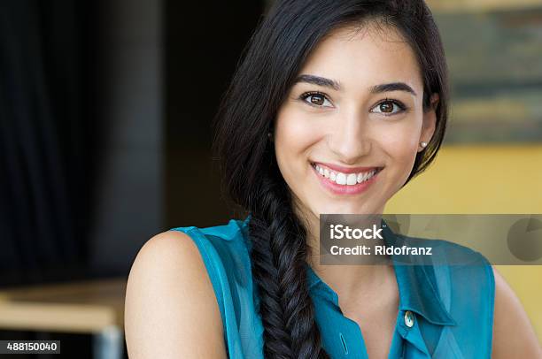 Hermosa Mujer Joven Sonriente Foto de stock y más banco de imágenes de Etnia Latinoamericana - Etnia Latinoamericana, Mujeres jóvenes, Mujeres