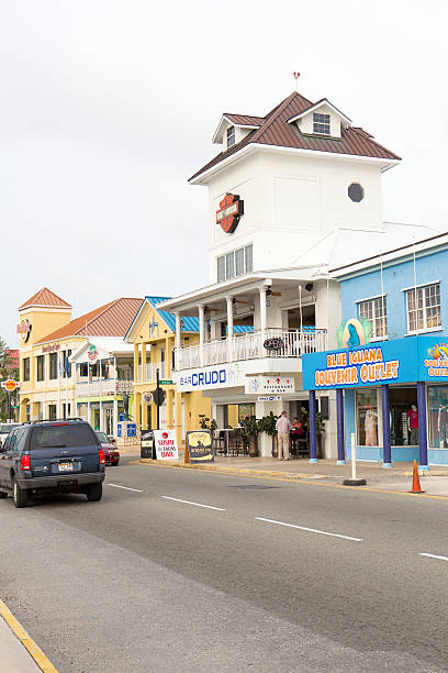 negozi e ristoranti su strada a george town, grand cayman - cayman islands street georgetown cayman islands grand cayman foto e immagini stock