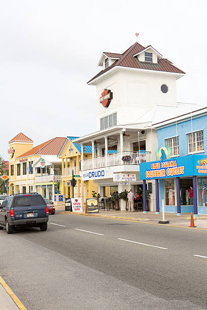 ショップやレストランにストリートにジョージタウン，グランドケイマン - cayman islands street georgetown cayman islands grand cayman ストックフォトと画像