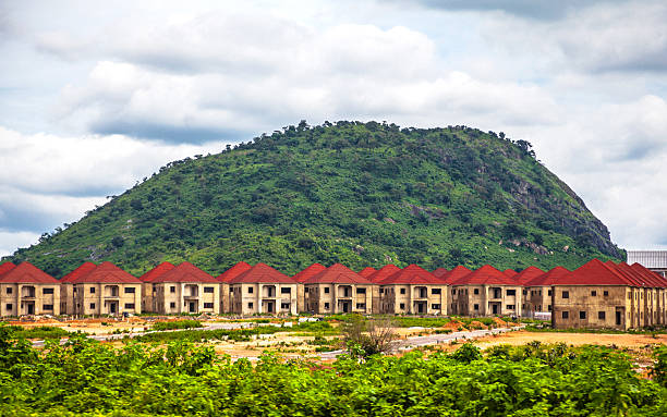 nowe osiedle mieszkaniowe w pobliżu abuja, nigerii. - nigeria africa abuja landscape zdjęcia i obrazy z banku zdjęć