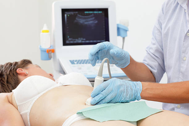 caucasien femme examinée sur les ultrasons - male torso abdominal muscle the human body photos et images de collection
