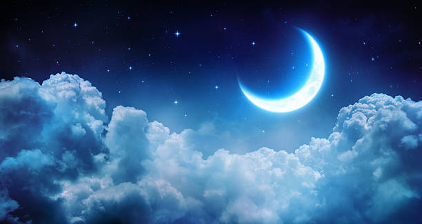 ロマンチックなハーフムーン」では、雲 - 夜空 月 幻想 ストックフォトと画像
