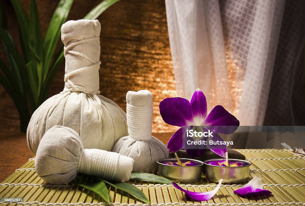 Spa de hierbas compresión de bola con velas y de la orquídea - Foto de stock de Dar masajes libre de derechos