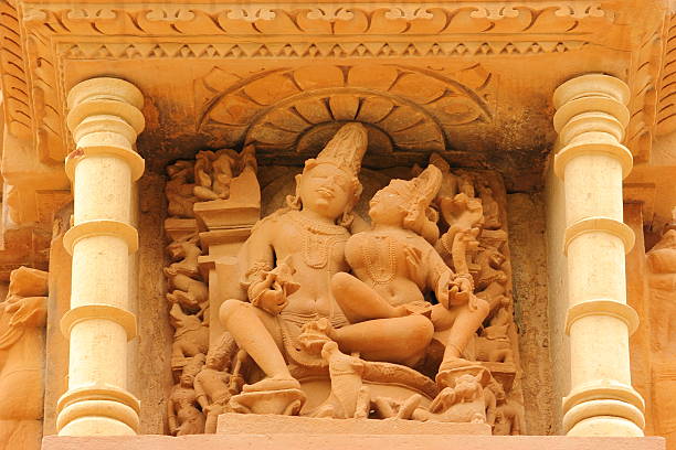 indiano dio e scultura godess a khajuraho, india - art shiva sexual activity sexual issues foto e immagini stock