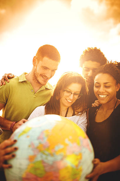 adolescentes college estudiante sonriente con globo - adolescence teenager globe map fotografías e imágenes de stock