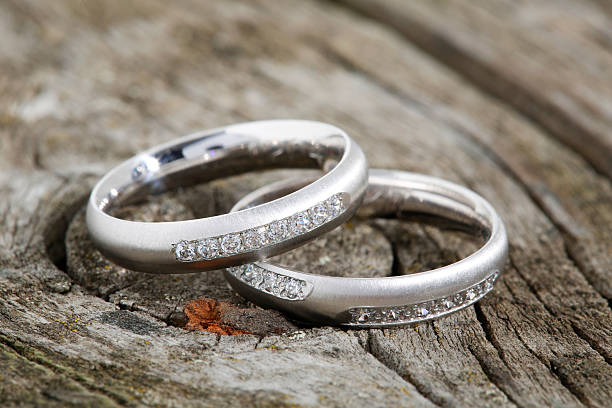 나무 배경의 결혼 반지 스톡 사진