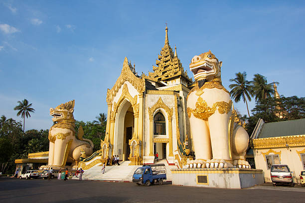 la west gate de shwedagon pagoda - burmese culture myanmar gold lion fotografías e imágenes de stock