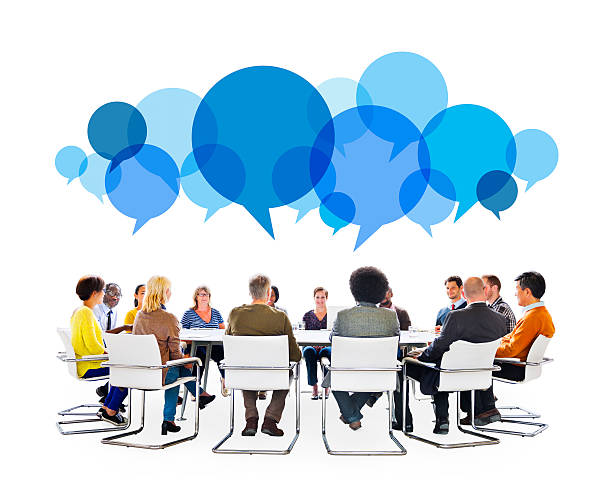 una gran diversidad de personas en reuniones con discurso burbujas - furniture table isolated old fotografías e imágenes de stock