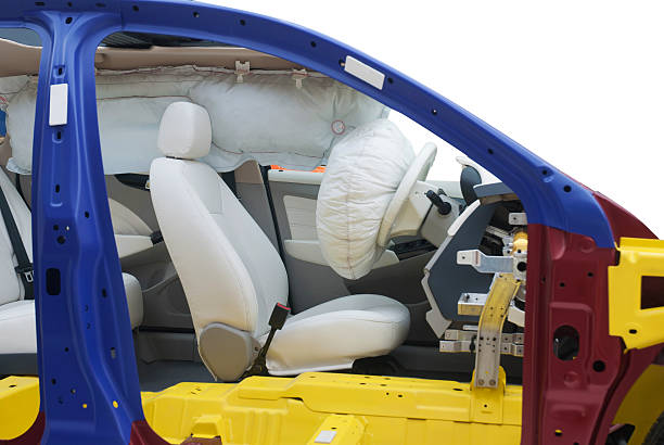 coche moderno interior mostrando airbag, cortado por la mitad de camino - airbag fotos fotografías e imágenes de stock