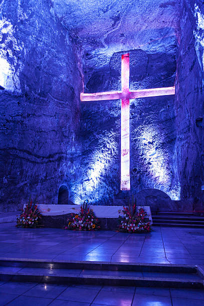 колумбия, южная америка -the новых catedral de sal, zipaquirá - stone cross pilgrimage bench стоковые фото и изображения