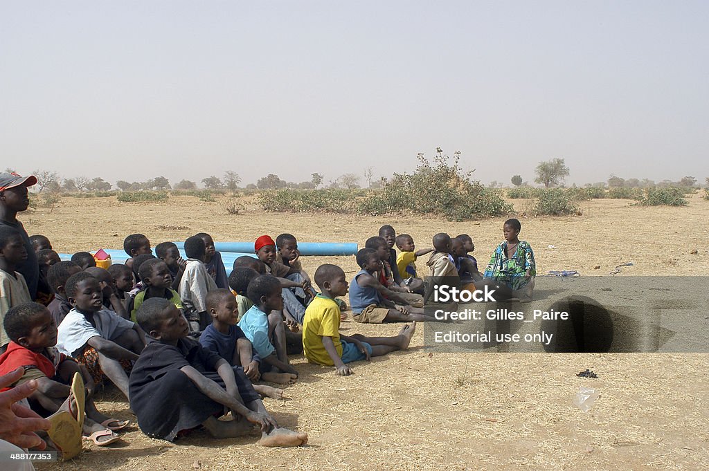 Forage pétrolier d'un bien au Burkina Faso - Photo de Action caritative et assistance libre de droits