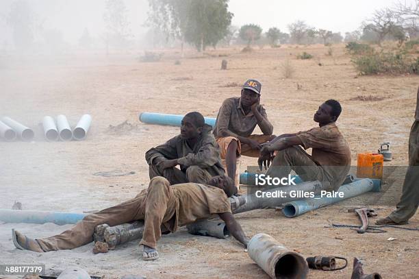 Perfuração De Um Poço In Burkina Faso - Fotografias de stock e mais imagens de Alcançar - Alcançar, Aldeia, Altruísmo